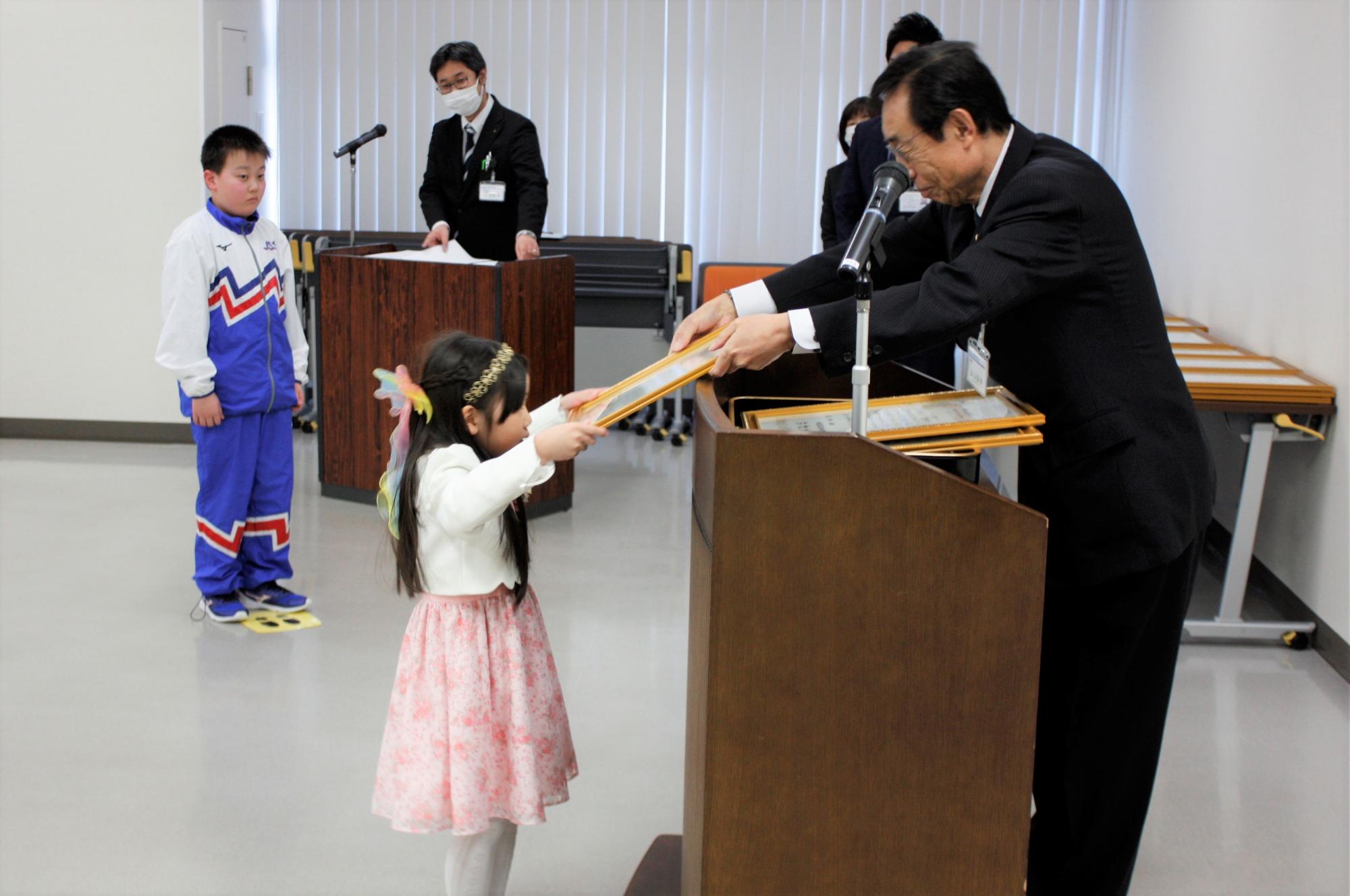 教育長から表彰状を授与されている様子