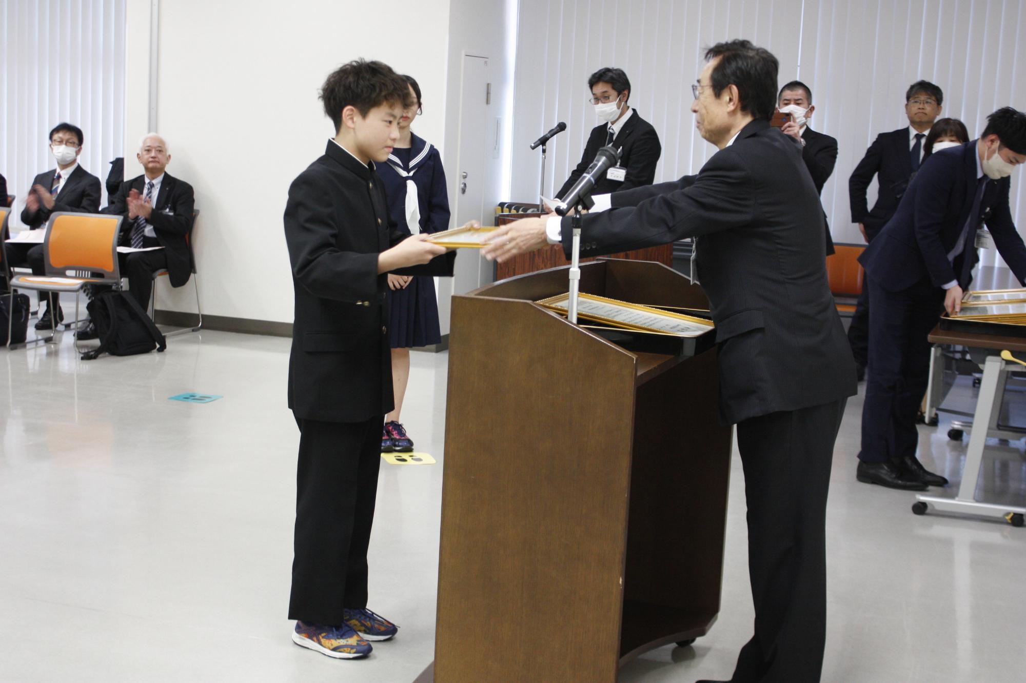 教育長から表彰状を授与されている様子