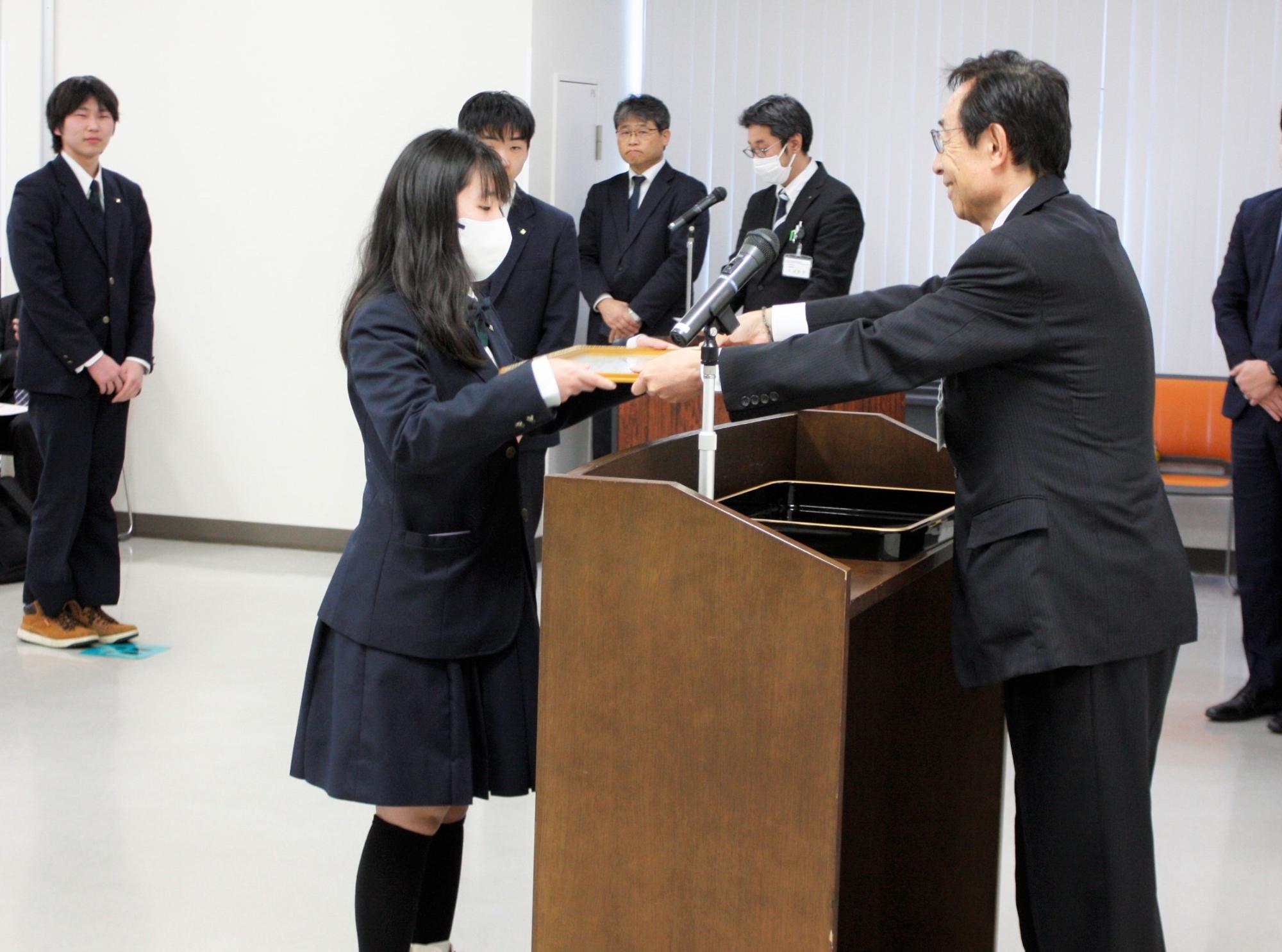 教育長から表彰状を授与されている様子