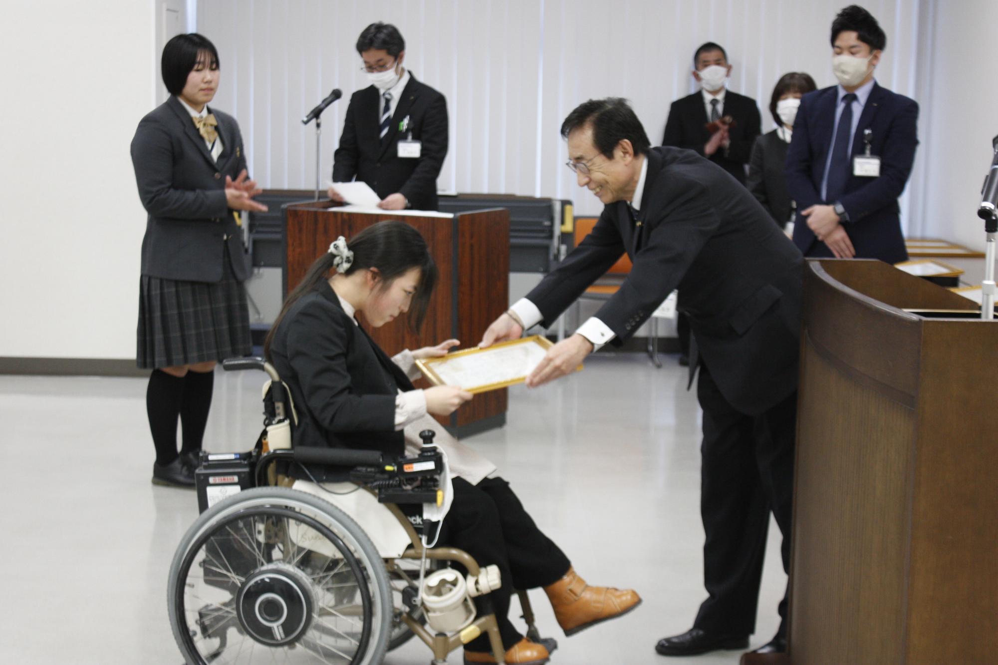 教育長から表彰状を授与されている様子