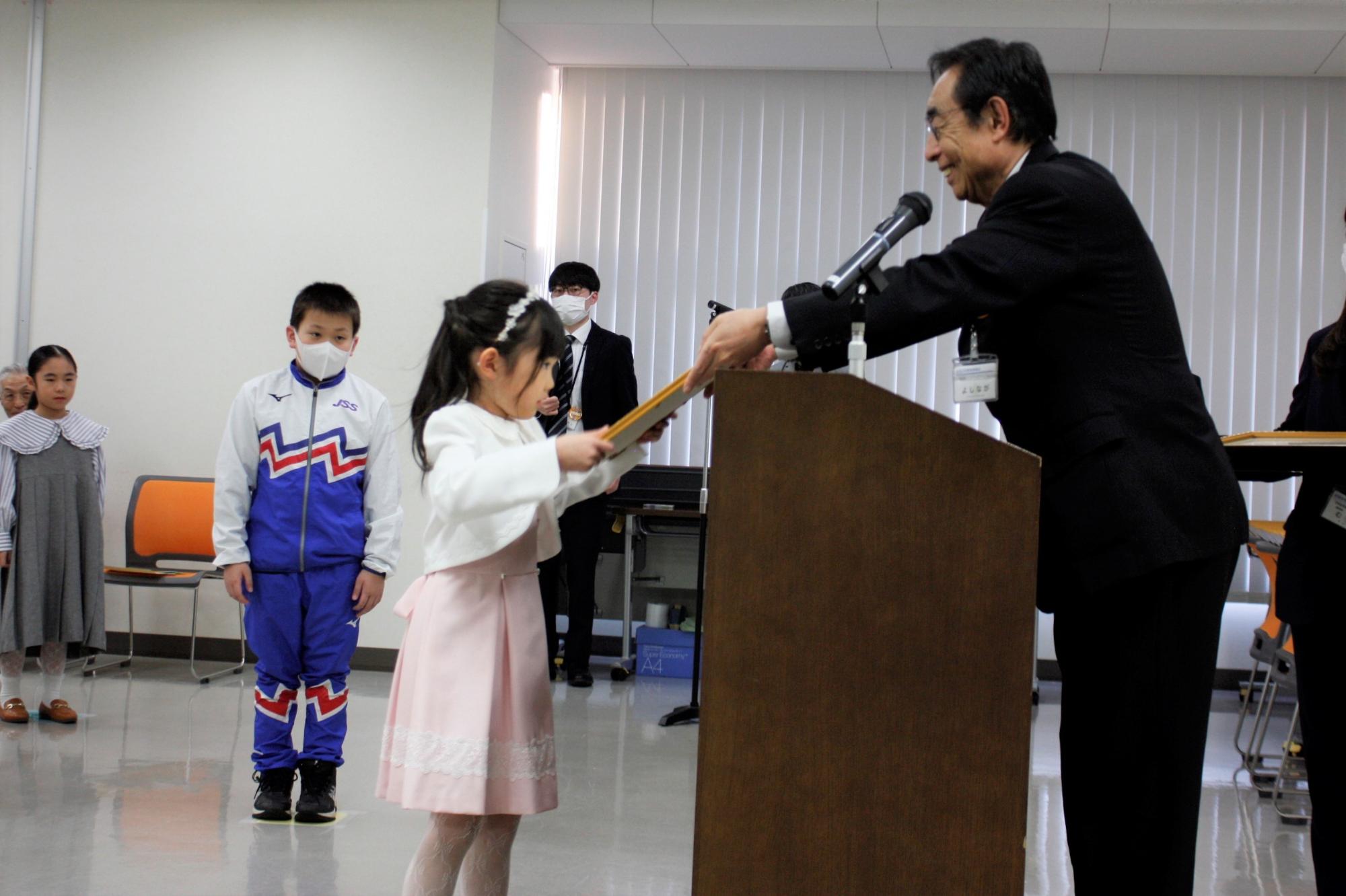 教育長から表彰状を授与されている様子