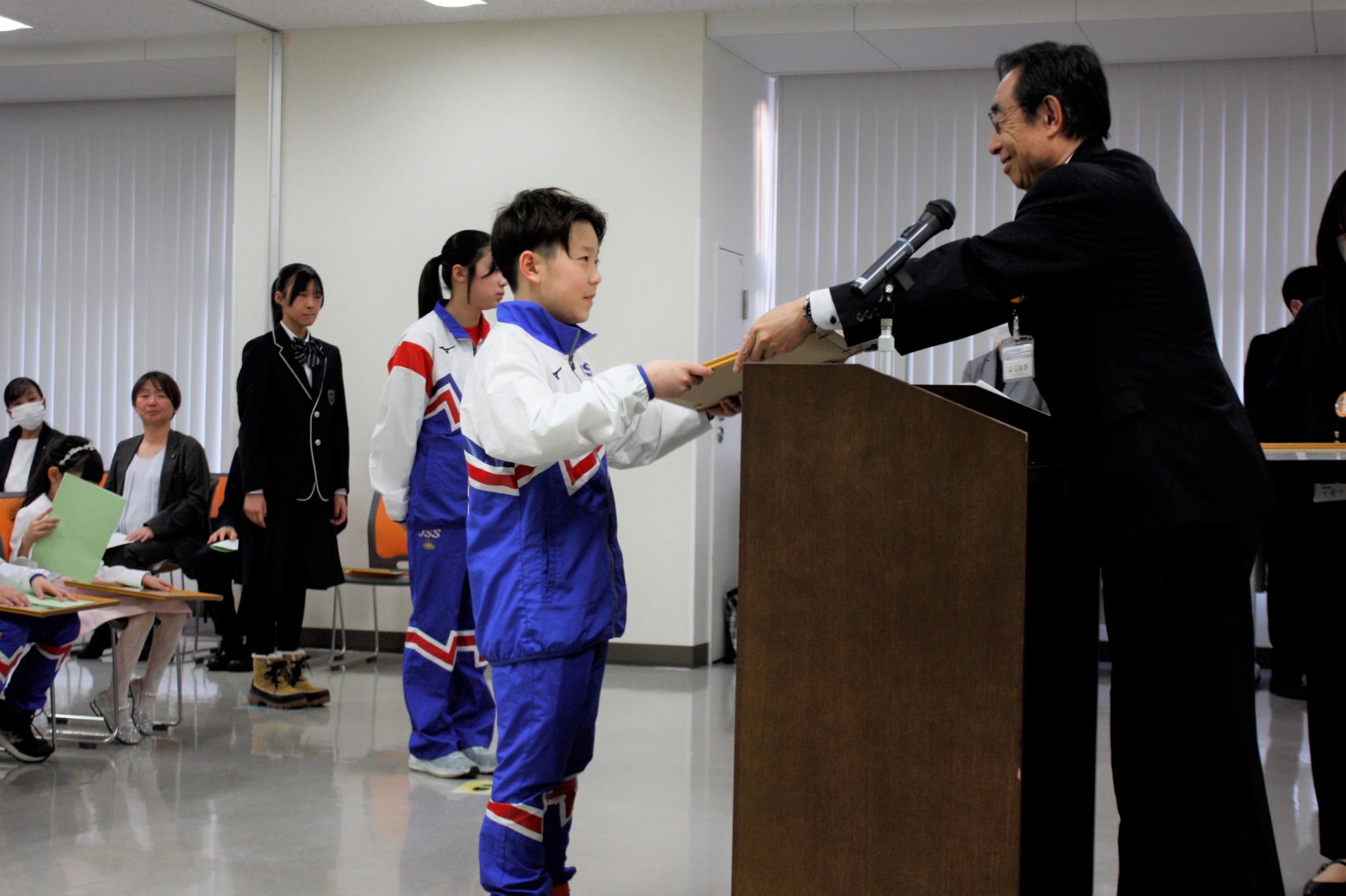 教育長から表彰状を授与されている様子