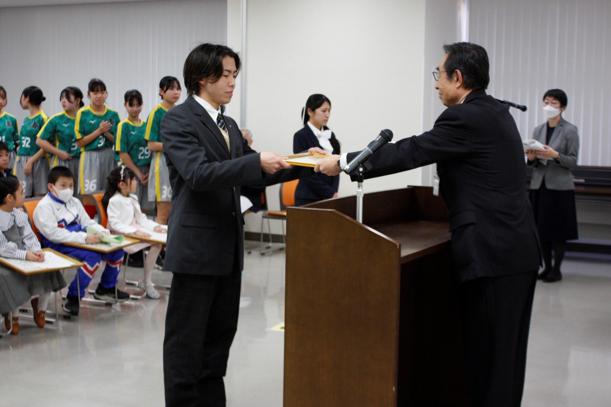 教育長から表彰状を授与されている様子