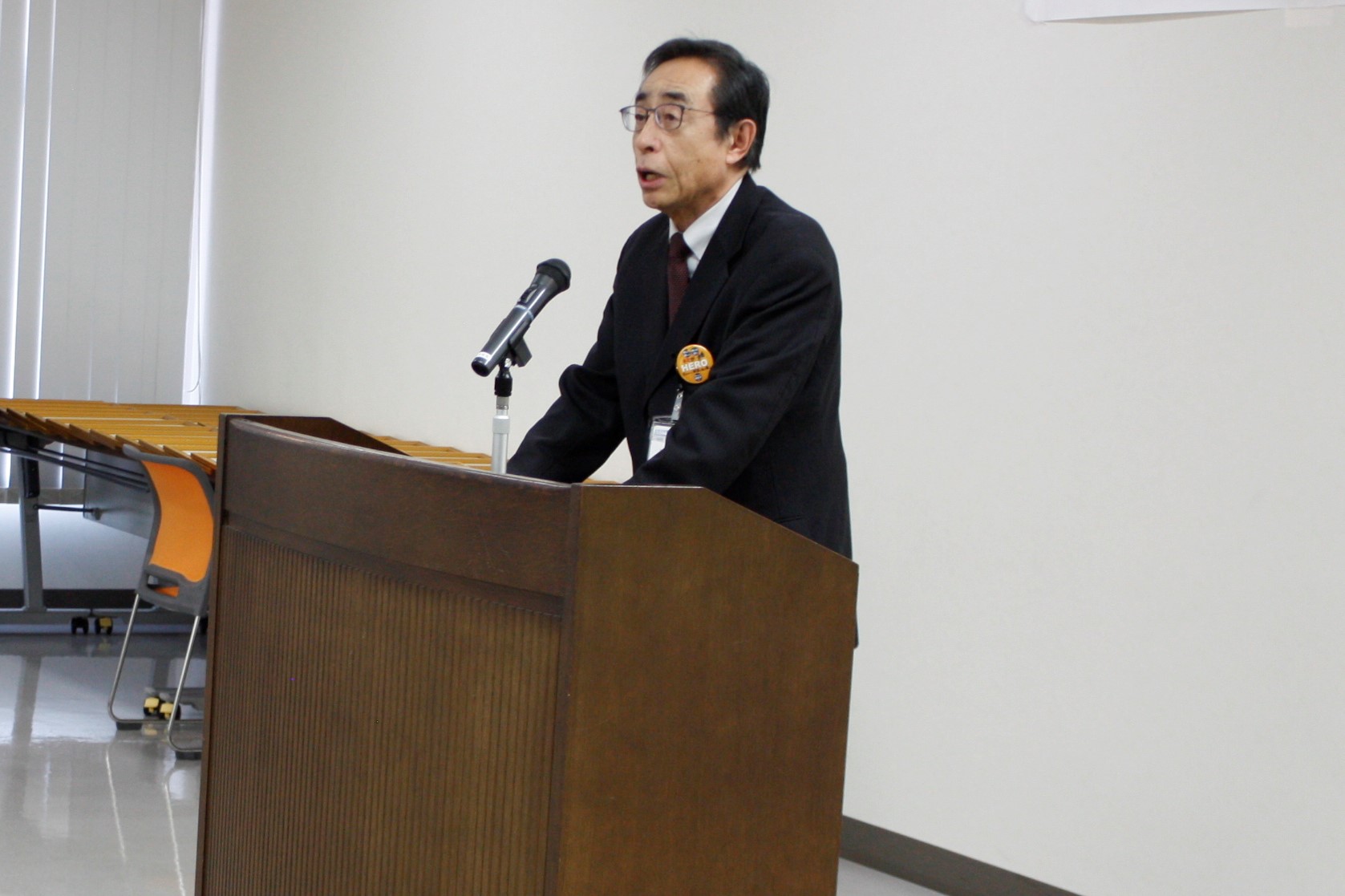 教育長が出席者に向けて挨拶している様子