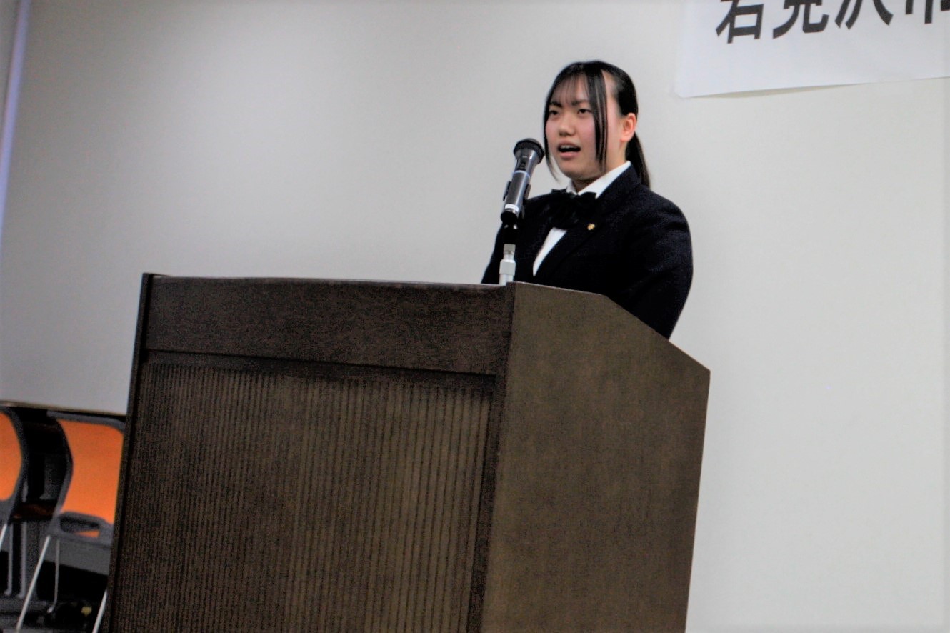 受賞者を代表し、岩見沢緑陵高校3年生の工藤さんが挨拶している様子