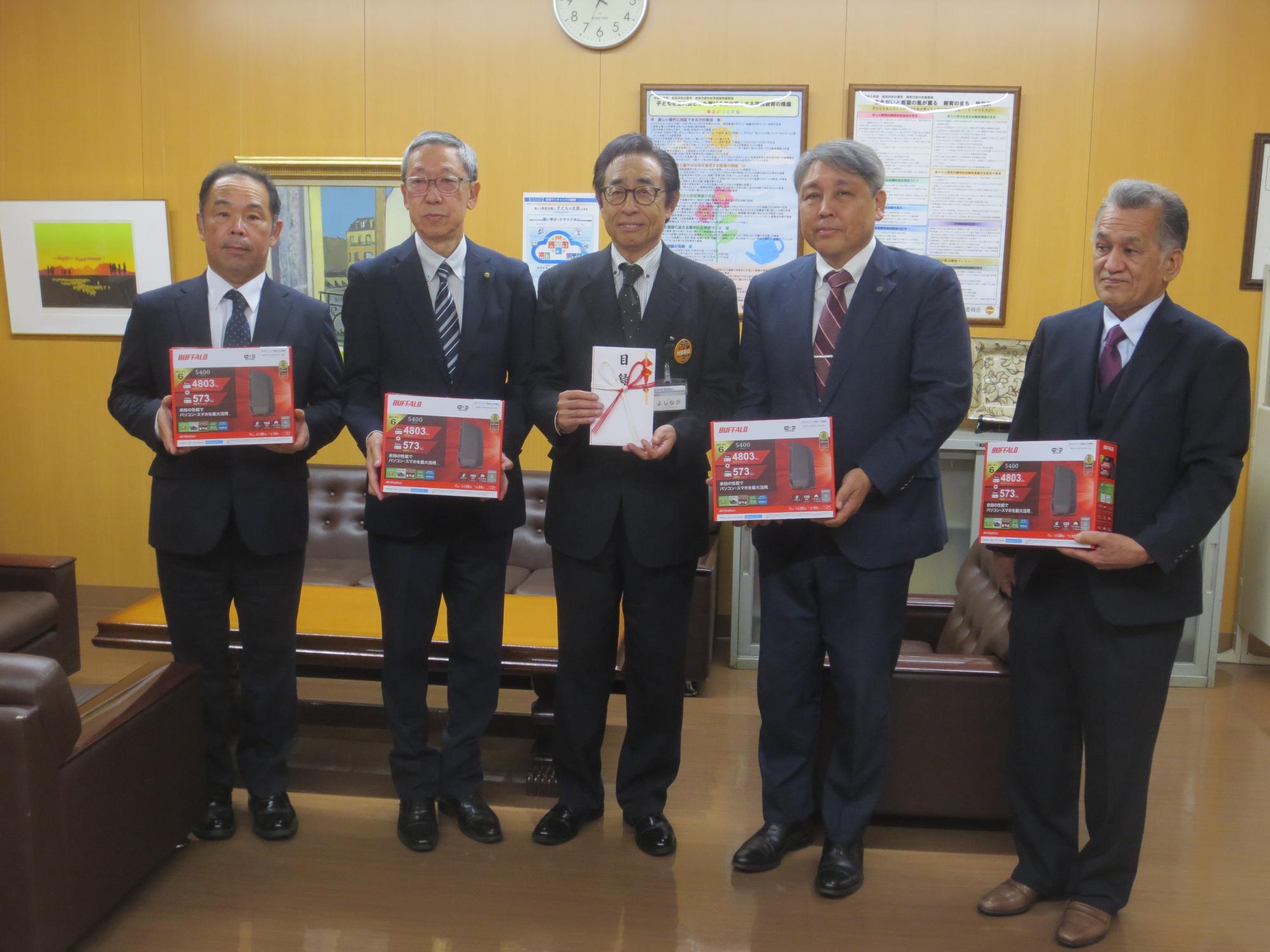 Wi-Fi機器寄贈に係る電気工事業協会の方々と教育長