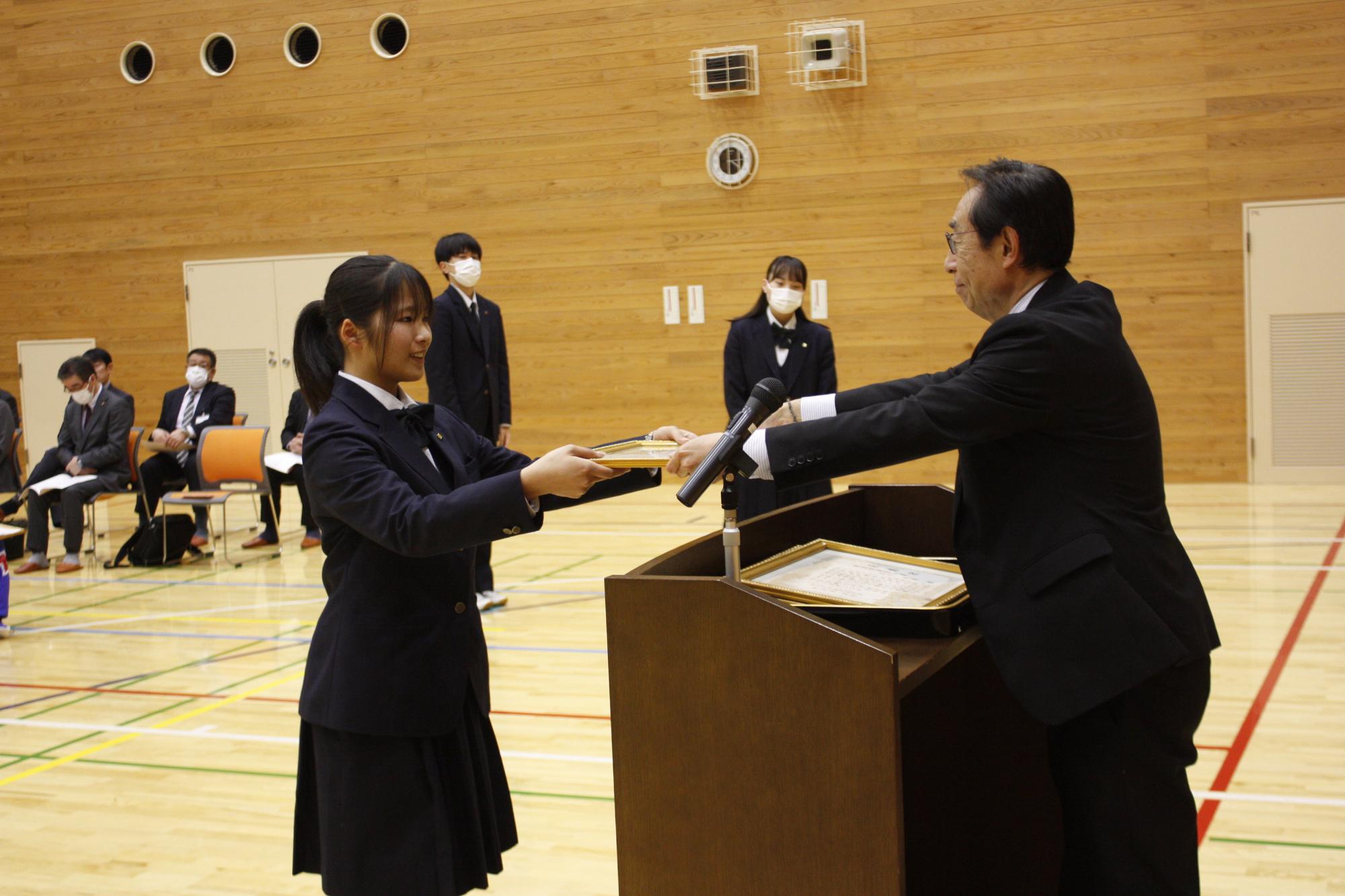 表彰状授与の様子
