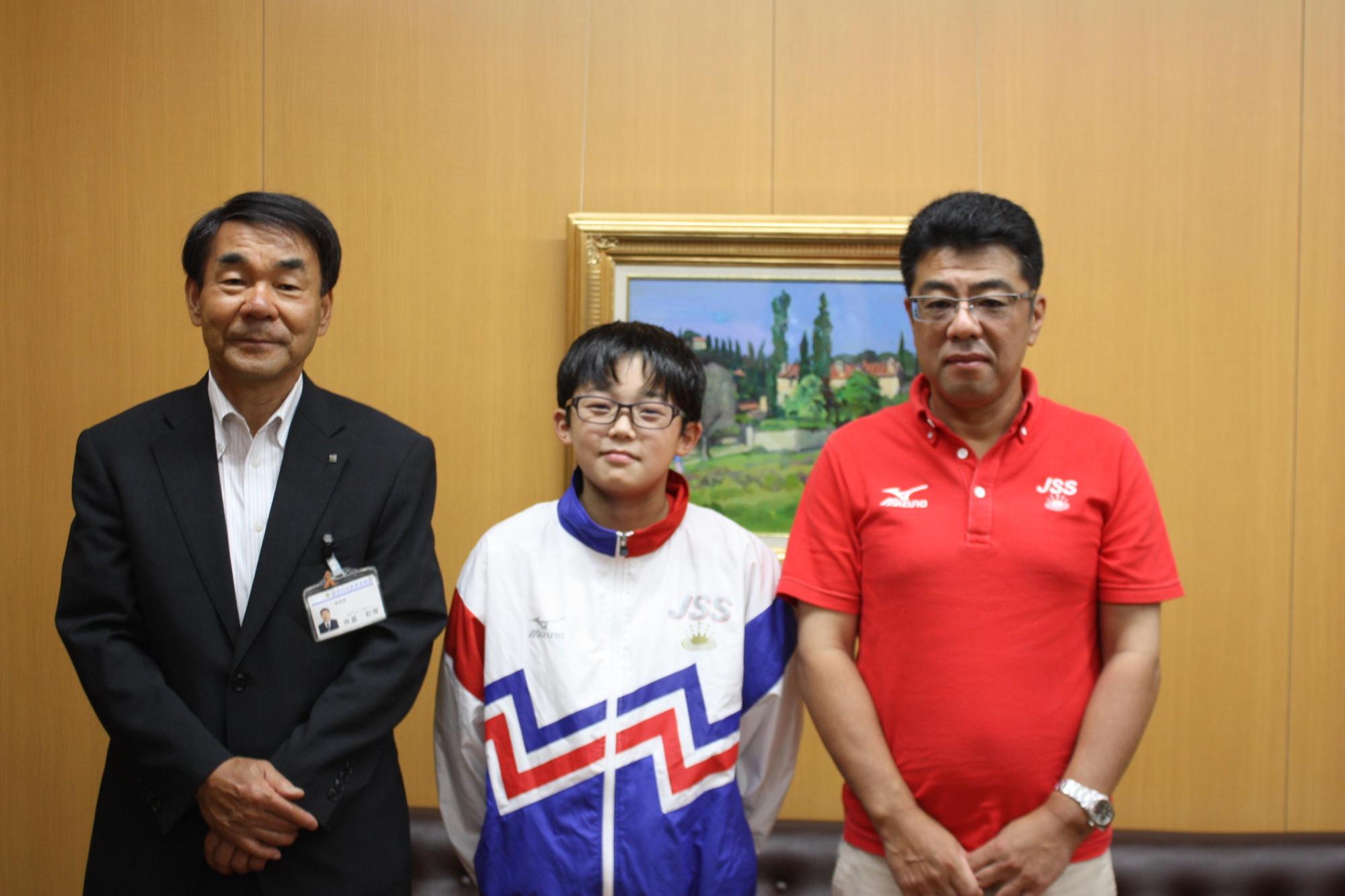 教育長と諏訪さんとコーチが並んで写る写真