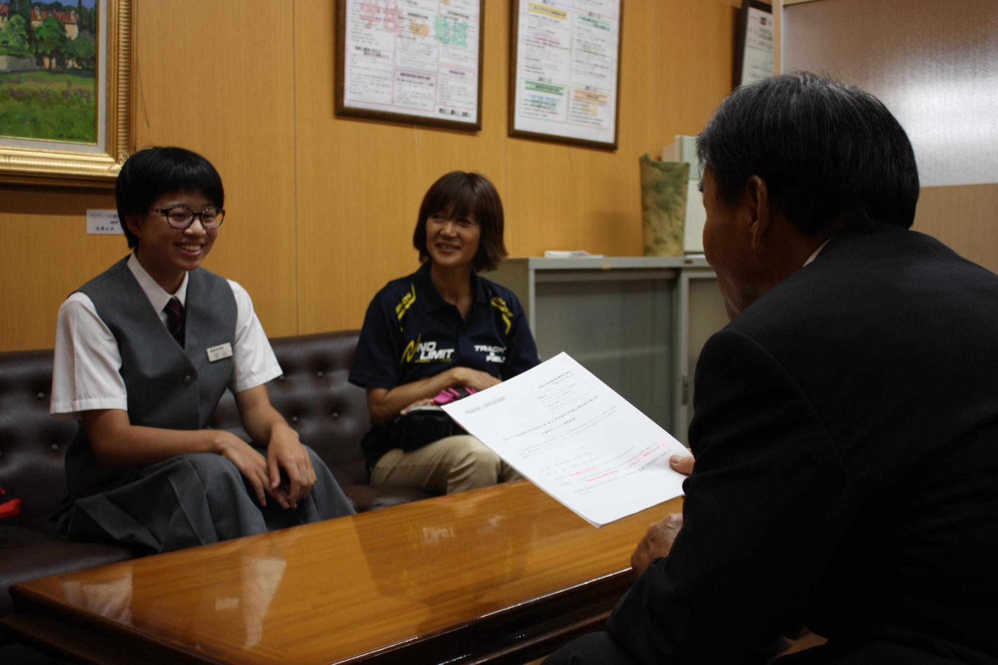 教育長と向かい合い笑顔の中山さんの写真
