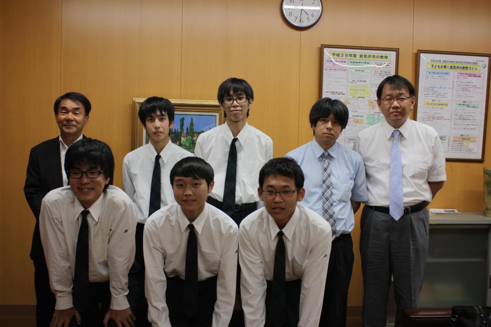 教育長と荻野さん、阿部さん、簿記部の皆さんと顧問の先生が並ぶ写真