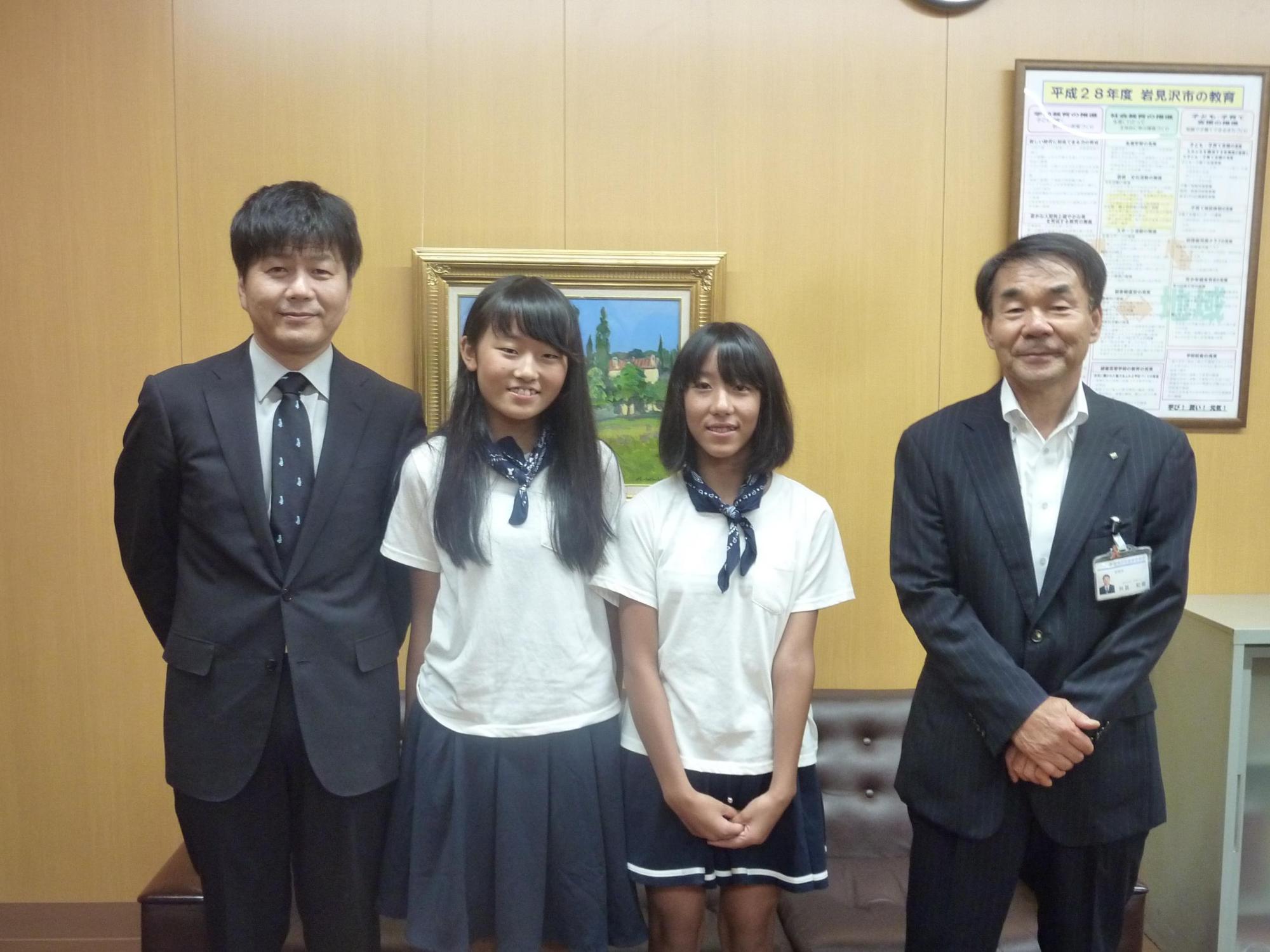 顧問の先生と三上さんと平井さん、教育長が並んでいる写真