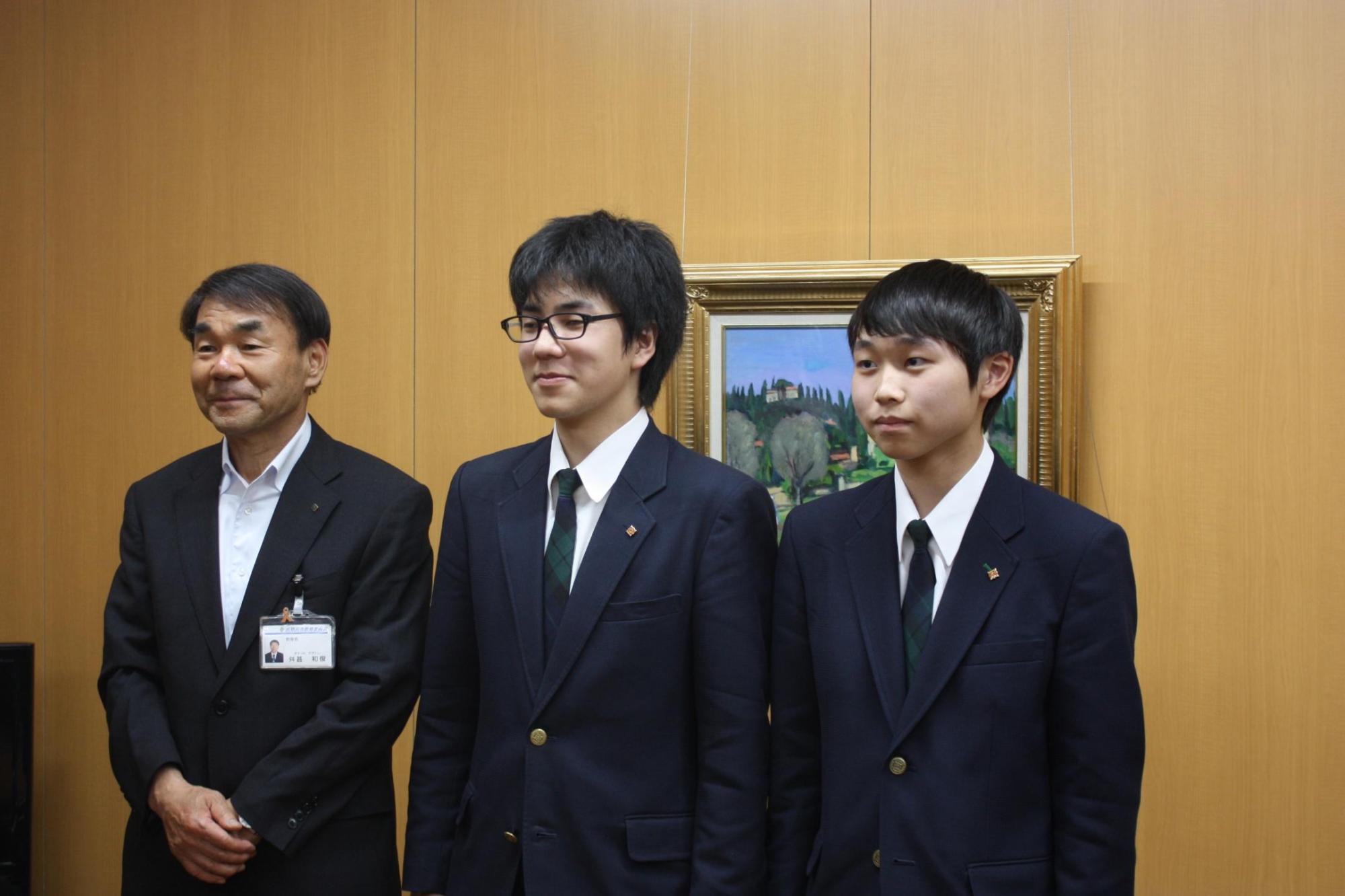 教育長と並び笑顔の伊藤さんと岩本さんの写真