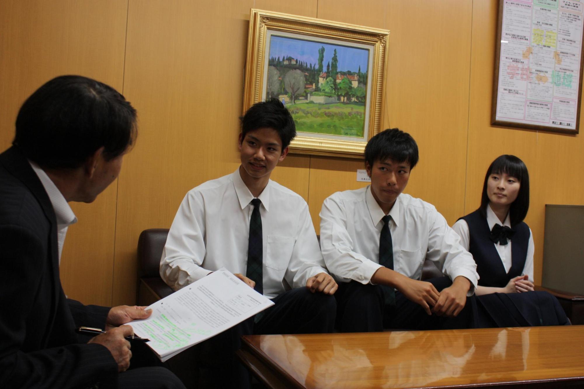 教育長の話を椅子に座り一生懸命聞いている五十嵐さん加地さん笹谷さんの写真