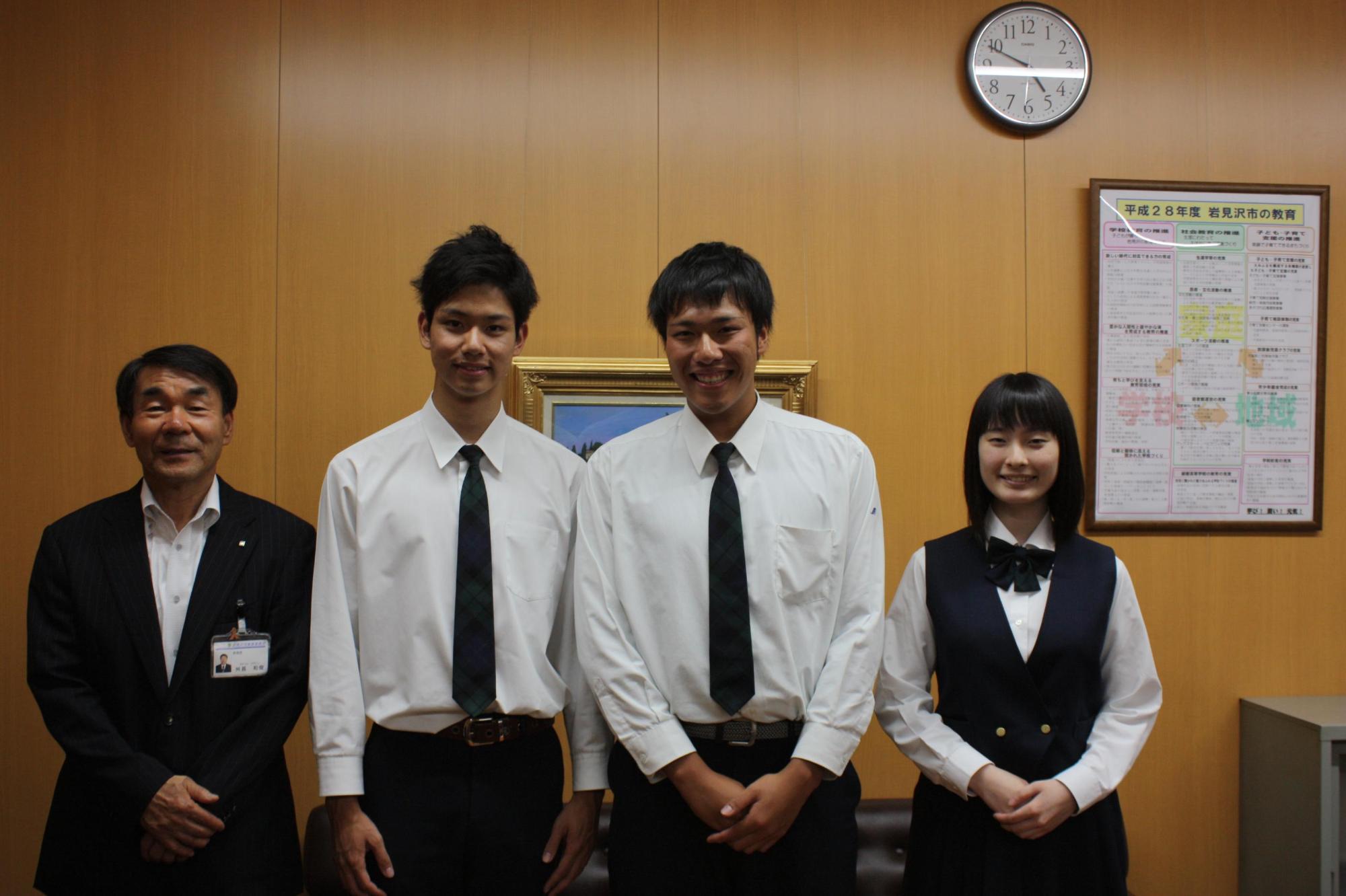 教育長と並び笑顔の五十嵐さん加地さん笹谷さんの写真
