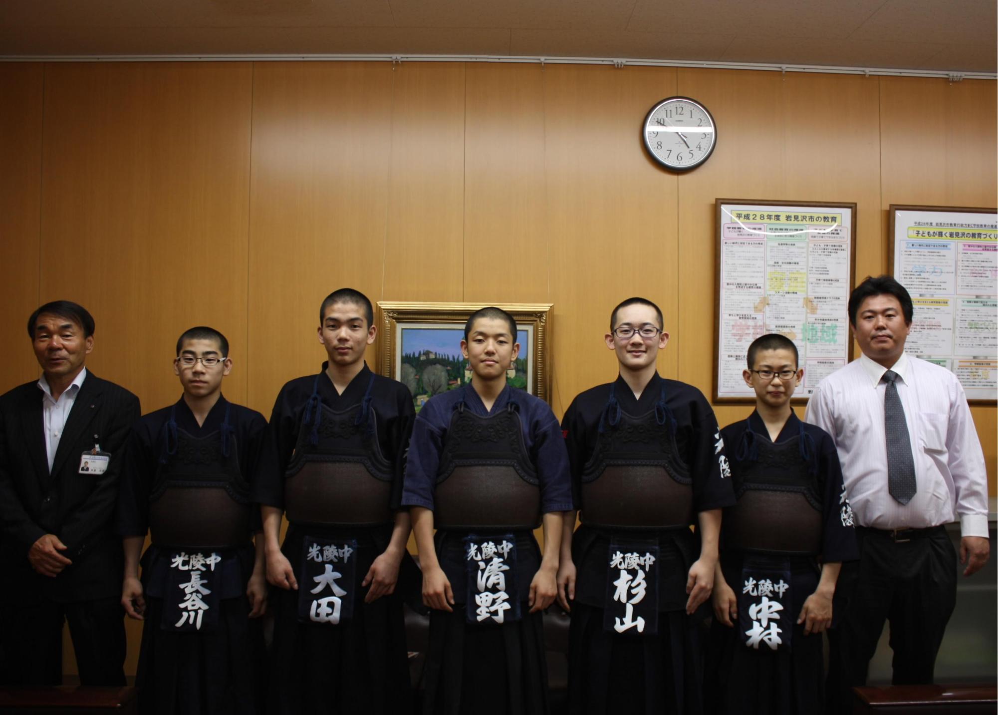 教育長と並ぶ剣道着姿の岩見沢市立光陵中学校 男子剣道部のみなさんの写真