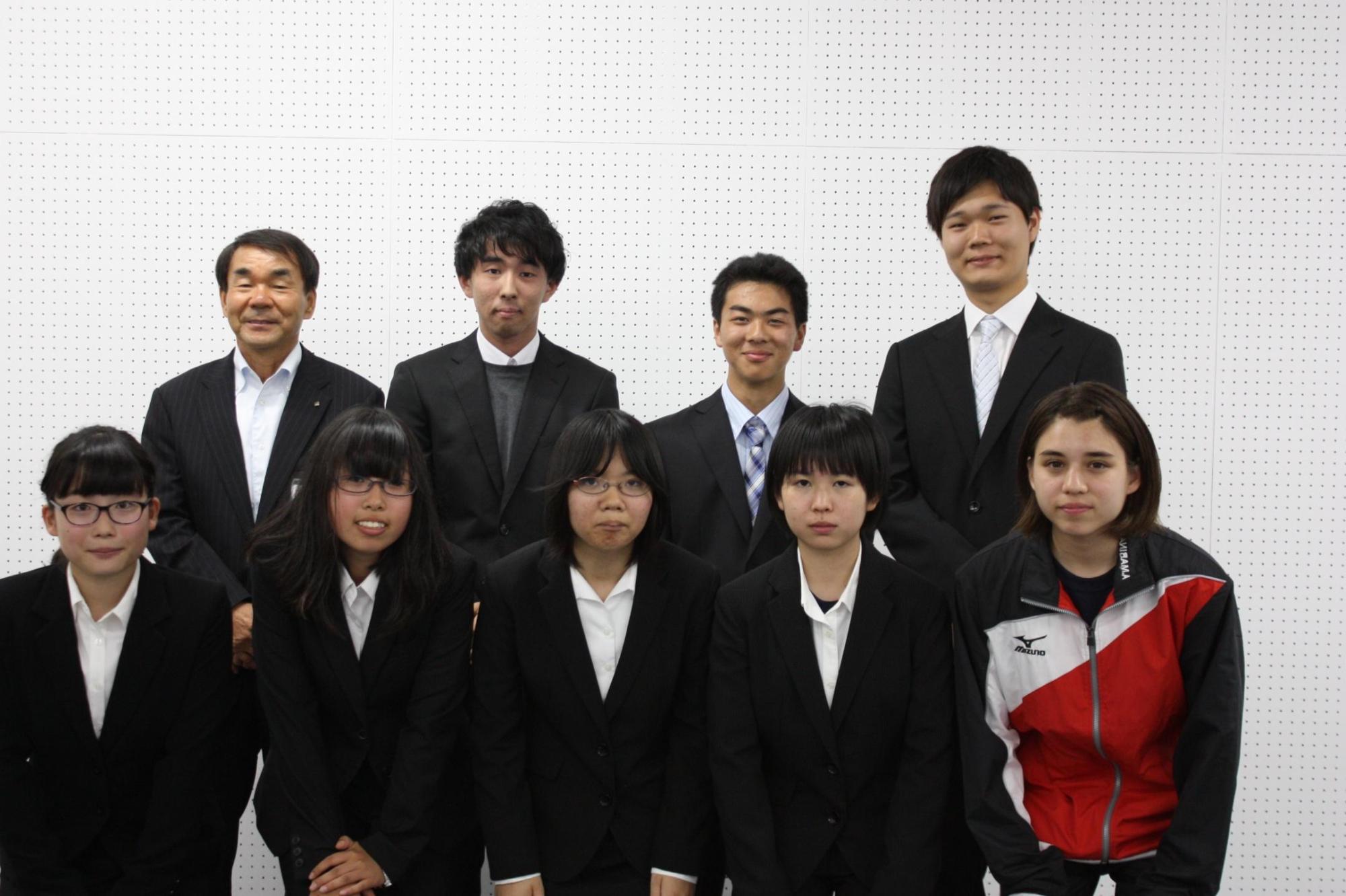 前後で二列に並び笑顔の教育長と生徒たちの写真