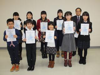 子供数人が両手に賞状を持っている写真