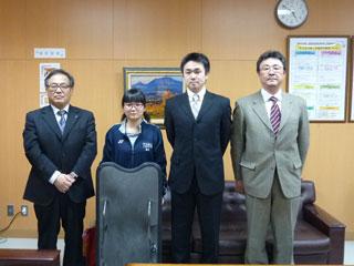 藤原さん、他の二人と教育部長が記念撮影をした写真。