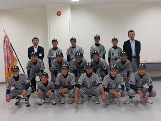 3列に並んでユニフォーム姿で教育長と記念撮影した男子生徒達の写真