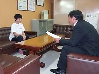 岩見沢市教育長と中山 璃子さんが談笑している様子を撮影した写真