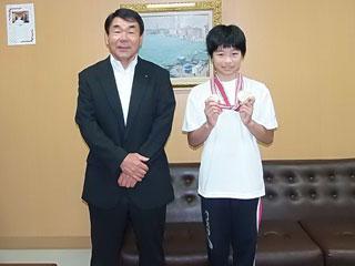 中山 璃子さんと教育長が記念撮影をした写真。
