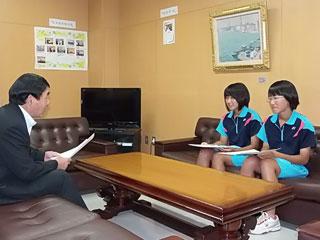 岩見沢市教育長、梨花さんと石田 泉月さんが談笑している様子を撮影した写真