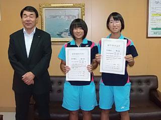両手に賞状を持っている子供2人と教育長が記念撮影をした写真