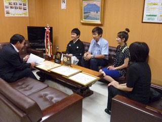 岩見沢市教育長、横田さんと他の3人が談笑している様子を撮影した写真