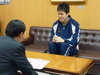教育長を表敬訪問するジュニアアリンピック水泳大会出場の男子高校生の写真