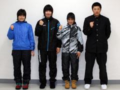 スキーウェアや学生服を着ている学生たちがガッツポーズをしている写真
