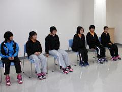 6人場と土ミントン選手の子供たちが椅子に座っている写真