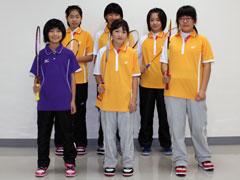 バドミントンを持ったにカラフルなシャツの6人の選手たちの写真