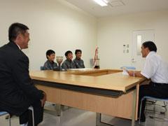 少年サッカーの大会に出場する選手3人が教育長を訪問している写真