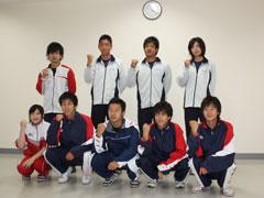ジャージ姿でガッツポーズをする9人の選手たちの写真