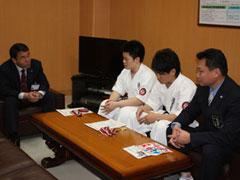 第8回全日本少年少女空手道選手権大会に出場することを報告する選手と教育長の写真