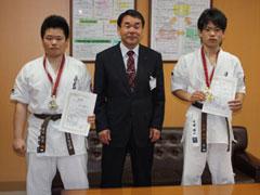 第8回全日本少年少女空手道選手権大会に出場する選手と教育長の集合写真