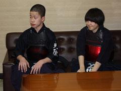 応接室で、剣道着を着た男生徒1名と女生徒1名が、ソファーに腰掛けている写真