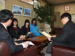 応接室で男子生徒1名と女子生徒3名が男性と話をしている写真