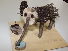 木で作られた象のような作品の写真