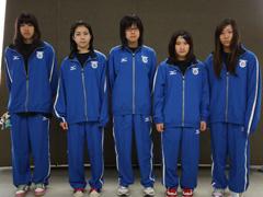 青いジャージを着た女学生5名の写真