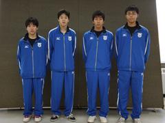 青いジャージを着た男子学生4名の写真