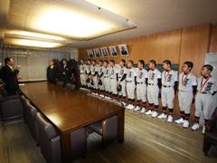 岩見沢リトルシニアの選手たちが一列に並んで市長に優勝報告している写真