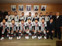 市長と岩見沢リトルシニアの選手たちが市長室で一緒に写っている写真