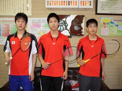 バトミントン大会に出場する選手3人がラケットを持って写っている写真