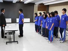 メンバーの代表一人が教育長と一対一で挨拶している写真