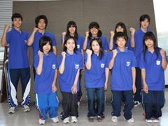大会出場メンバー11人がポーズをとって写っている写真