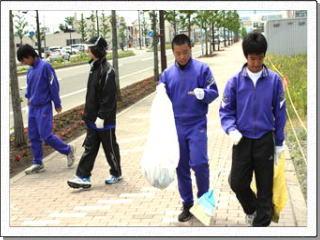 町中をゴミ袋片手に歩く、ジャージ姿の中学生たちの写真