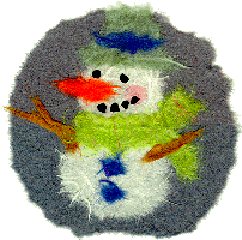 グリーンのマフラーと帽子を身に着けオレンジ色の鼻と枝でできた手が特徴的な雪だるまのアップリケ風作品の写真