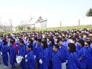 青いジャージを着て整列して立っている生徒たちの写真