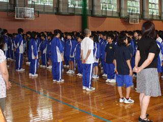青いジャージを着た生徒が体育館で整列している写真